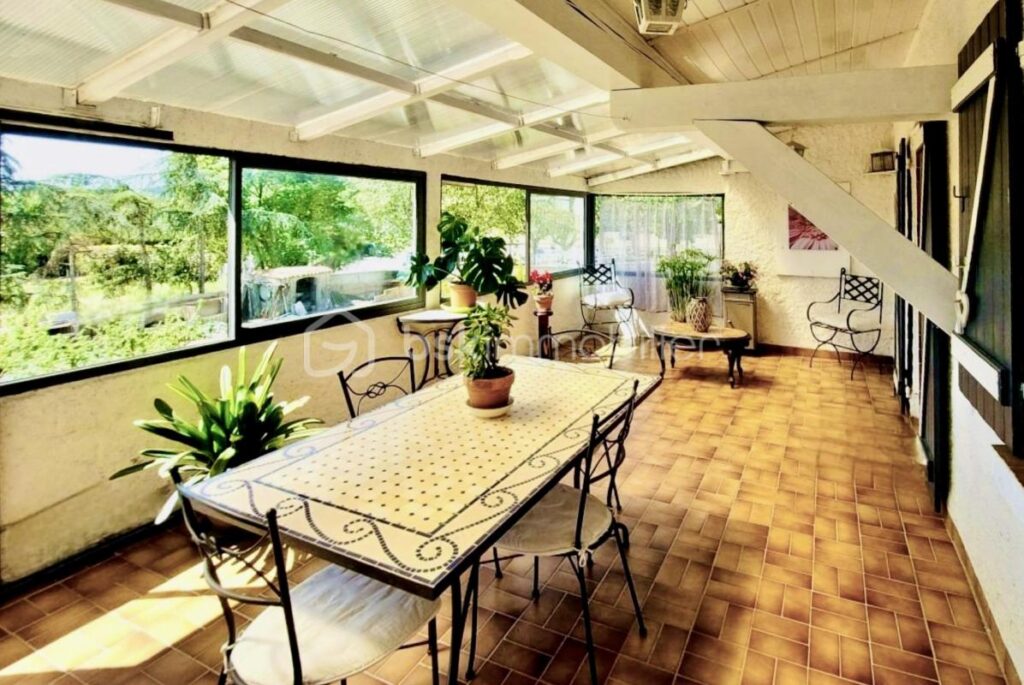 Maison avec vue superbe, grand sous-sol et vaste terrain – 12 pièces – 6 chambres – 185 m²