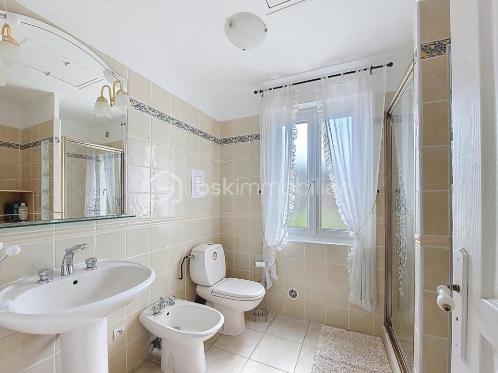 VILLA DE CARACTERE AVEC PISCINE – 7 pièces – 4 chambres – 158 m²