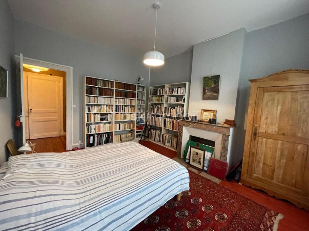 Superbe maison de ville à saintes en pierre de taille proche de la gare et de toutes les commodités – 6 pièces – 3 chambres – 179 m²