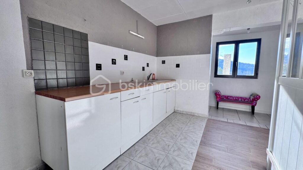 ACHAT Maison avec vue dégagée, 3 chambres + dépendance et grand terrain – Le Val – 6 pièces – 3 chambres – 97 m²