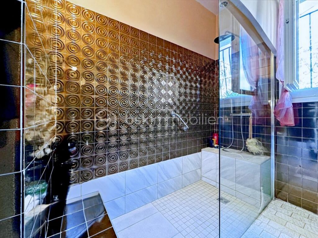 DPT VAR (83) – SIX-FOURS-LES-PLAGES – VILLA DE 130 m² SUR TERRAIN DE 683 m² – 6 pièces – 4 chambres – 130 m²