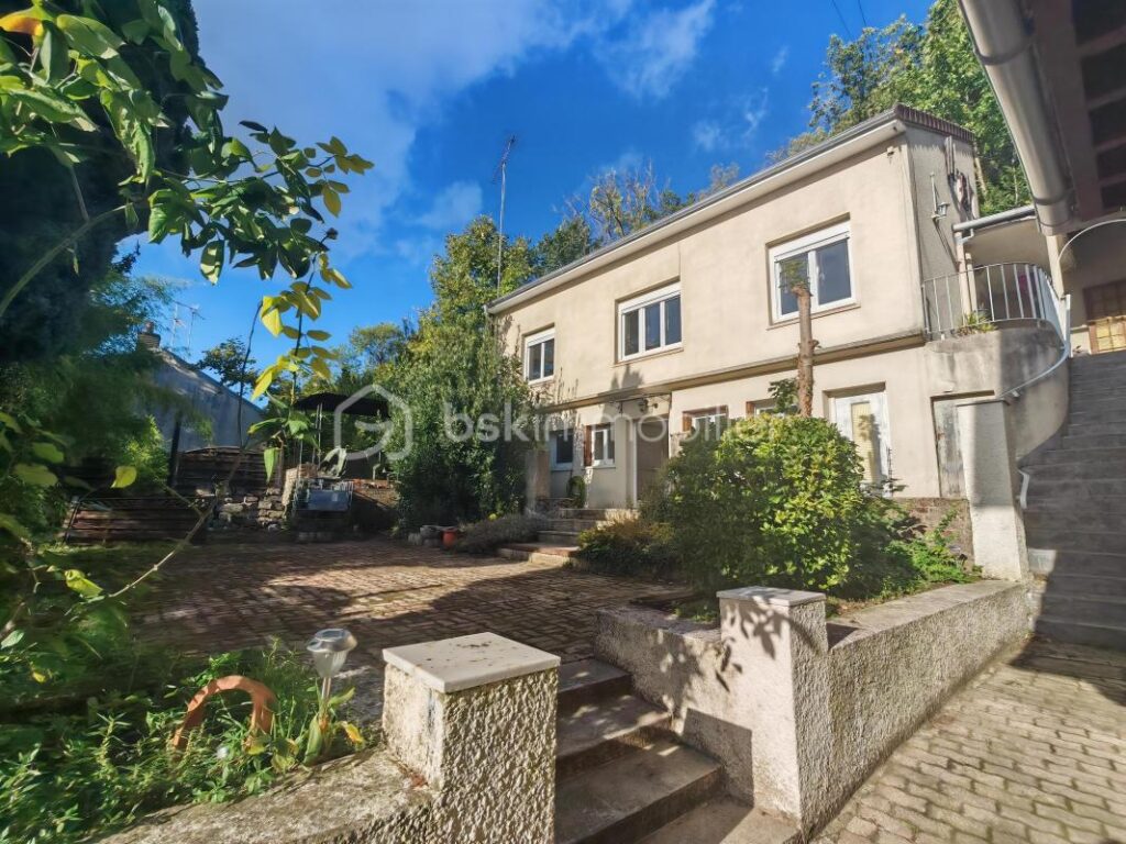 CREIL – Maison individuelle 6 pièces – 102 m² habitables / 160 m² au sol – Grand jardin devant et derrière – Exposition plein sud – 6 pièces – 2 chambres – 101 m²