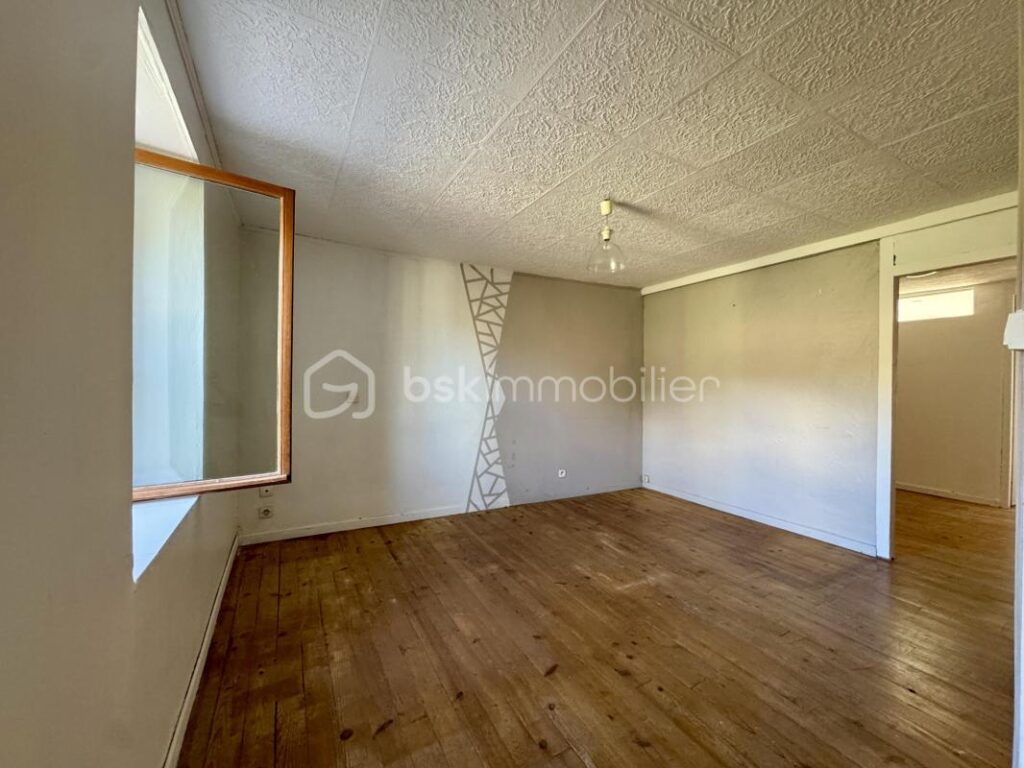 Ancienne ferme de 139m2 habitables – nombreuses dépendances – 4588m2 de terrain – 5 pièces – 3 chambres – 136 m²