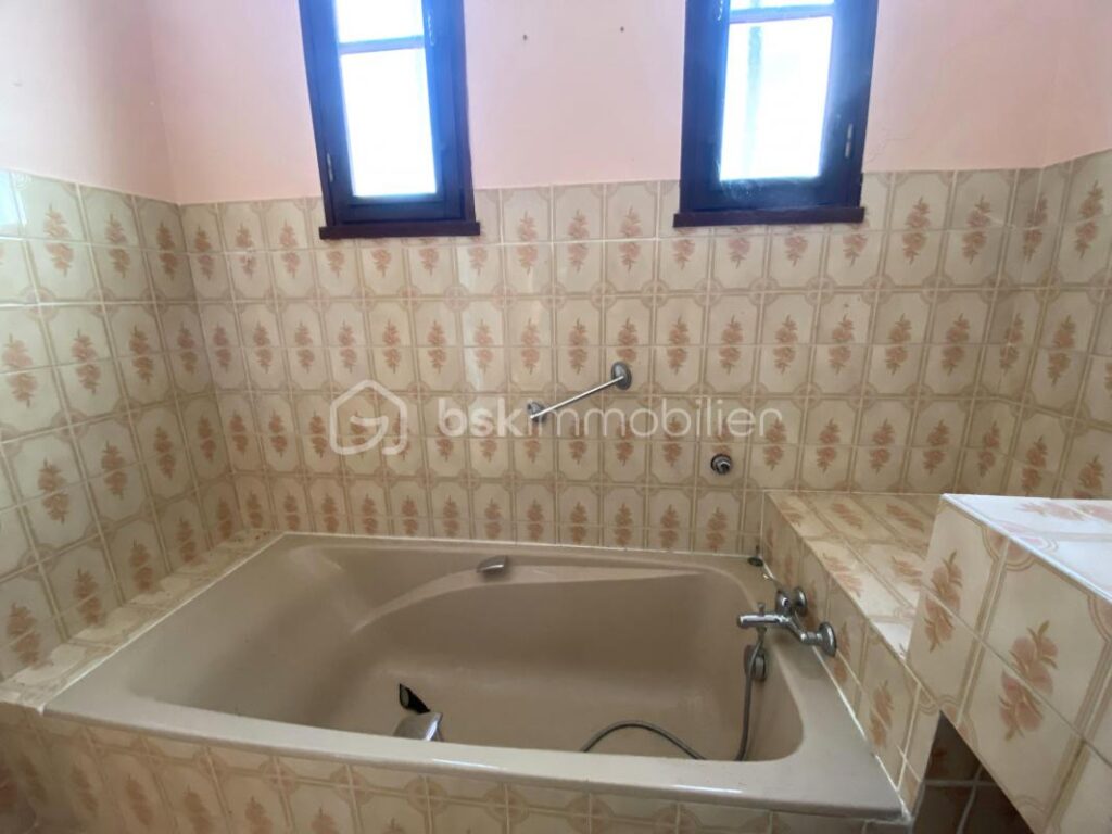 Maison traditionnelle de plain-pied de 133 m² – 6 pièces – 4 chambres + Grand Garage + Patio, sur un terrain de 4 000 m² – 6 pièces – 4 chambres – 133 m²