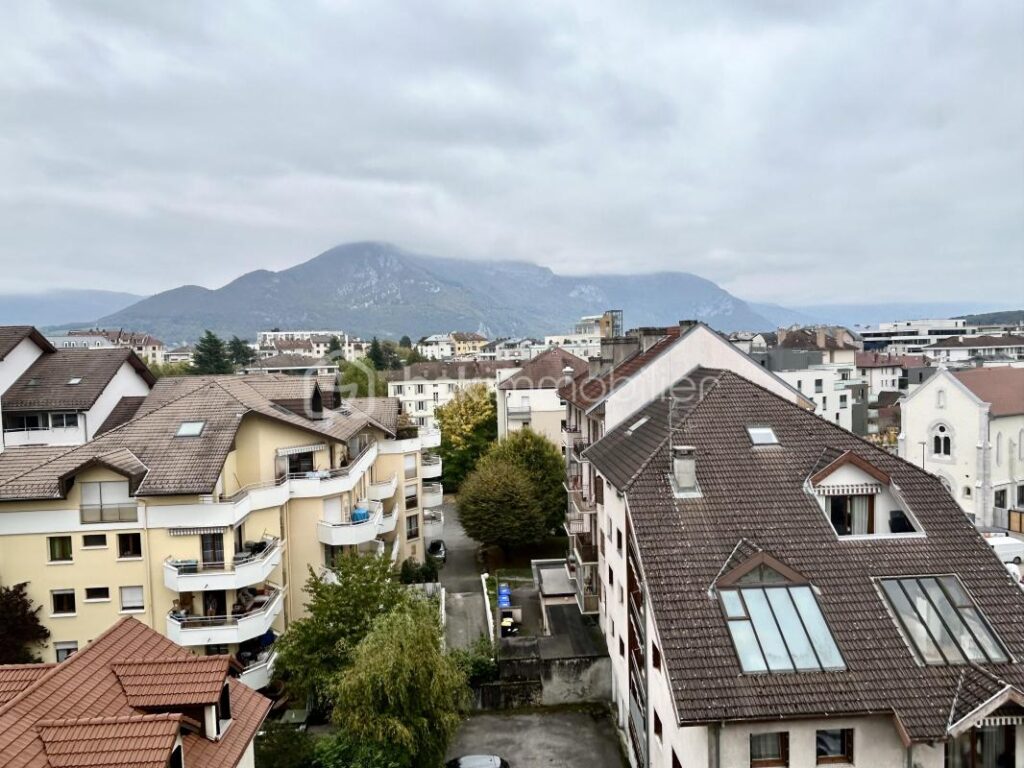 Annecy – T3 de 71m2 dernier étage vendu loué – Vue dégagée – 3 pièces – 2 chambres – 71 m²