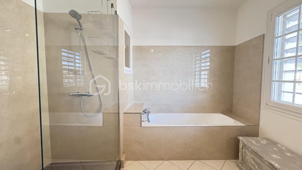 🏡 Rare en centre-ville de Bergerac – Maison 146 m² avec jardin et double garage – 6 pièces – 3 chambres – 146 m²