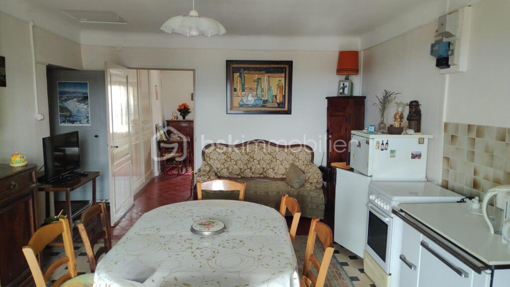 Premier niveau d’un ancien corps de ferme imprégné du charme de la Provence, avec piscine et vue exceptionnelle MONTLAUX 04230 – 4 pièces – 3 chambres – 110 m²