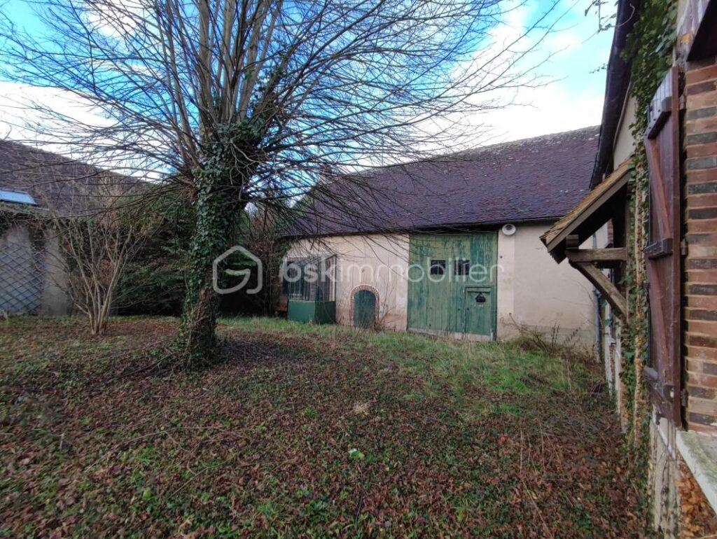 Une propriété comprenant deux habitations, une longère de 100 m² et un logement de 42 m² avec une grange et dépendances, cave sur 3406 m² de parcelle – 5 pièces – 3 chambres – 129 m²