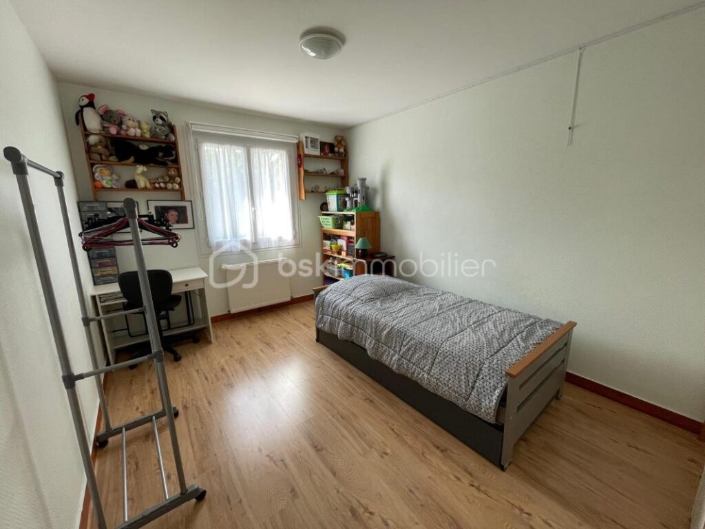 Maison rénovée avec soins sur 3532 m² de terrain non clos – 4 pièces – 3 chambres – 116 m²