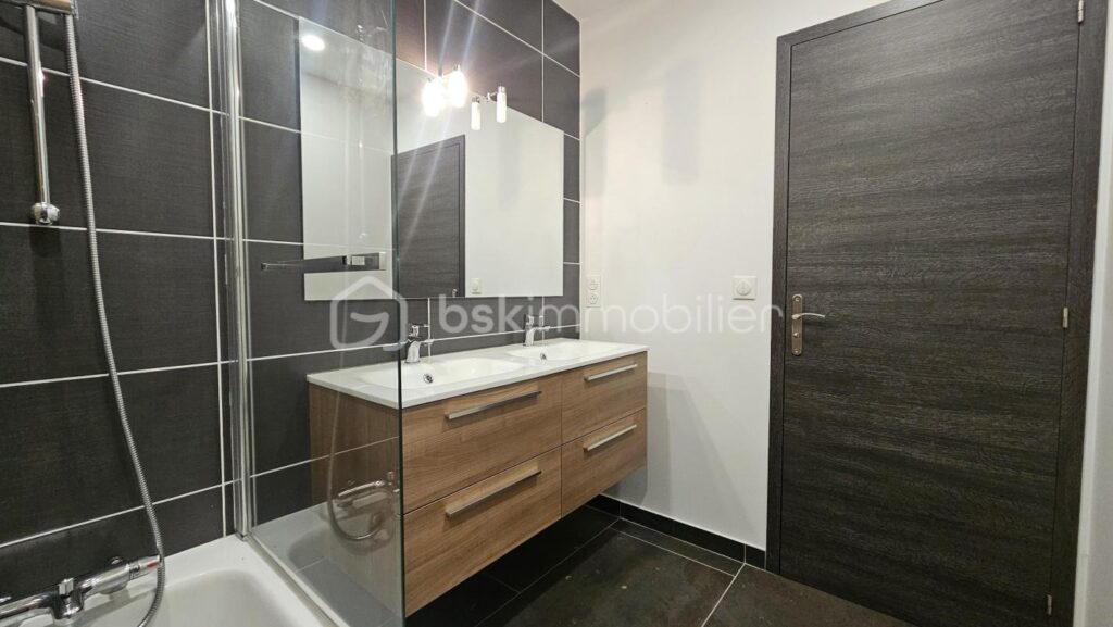 Ancien corps de ferme de 127 m2 entièrement rénové avec piscine – 4 pièces – 3 chambres – 122 m²