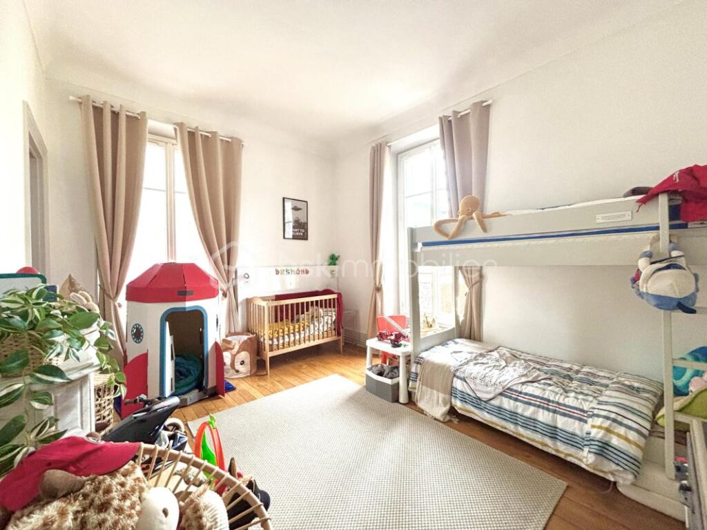 Superbe appartement style haussmannien rénové – 120 m² – 3 chambres et mezzanine – Balcon – Vue dégagée – 4 pièces – 3 chambres – 119 m²