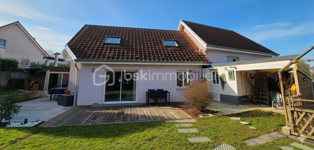 Maison individuelle de 180 M2 sur terrain de 1025 M2 à RECHESY – 5 pièces – 3 chambres – 180 m²