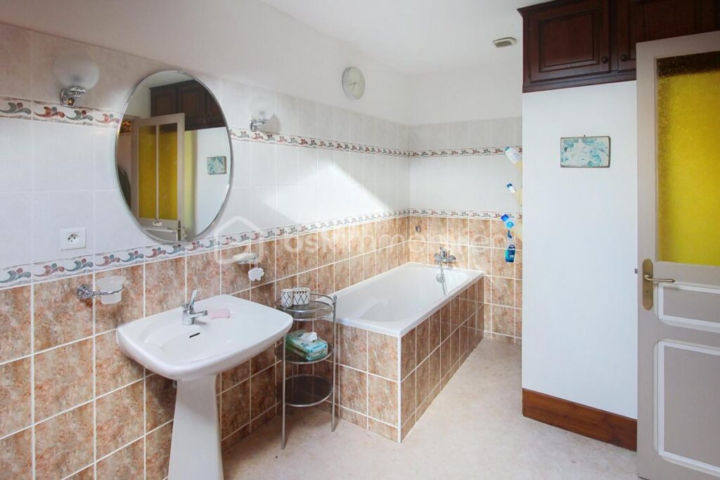 Entre Larzac et Cévennes. Maison de maître d’exception, vallée de la Dourbie NANT – 8 pièces – 3 chambres – 145 m²