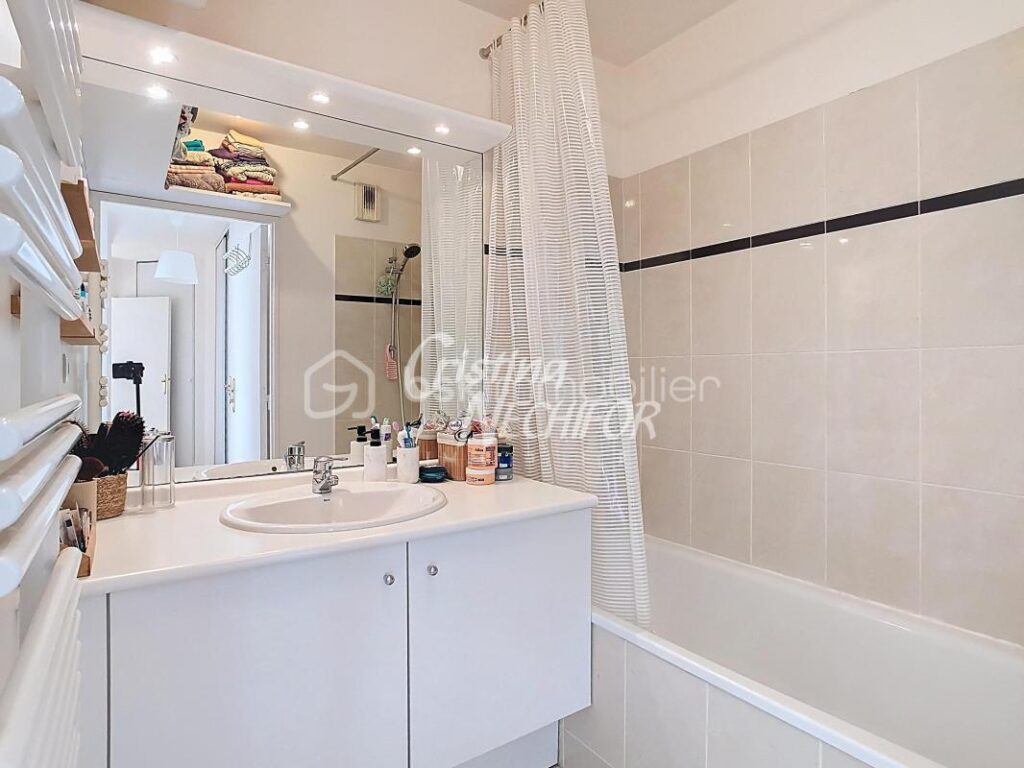 🏡 À Montévrain – Superbe F3 au Dernier étage avec Balcon, 2 places de Parking et Cave – Quartier du Parc des Frênes – 3 pièces – 2 chambres – 62 m²