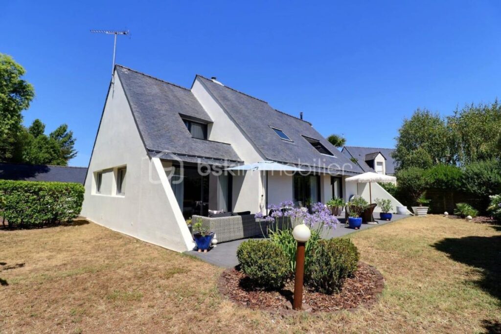 MAGNIFIQUE MAISON D’ARCHITECTE, AU CALME, AU PIED DES COMMERCES ET PROCHE GARE – 6 pièces – 3 chambres – 168 m²