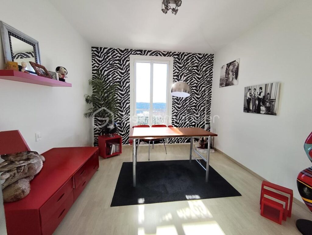 VILLA DE PRESTIGE – 270m² – PISCINE – CARROS VILLAGE – 7 pièces – 5 chambres – 264 m²