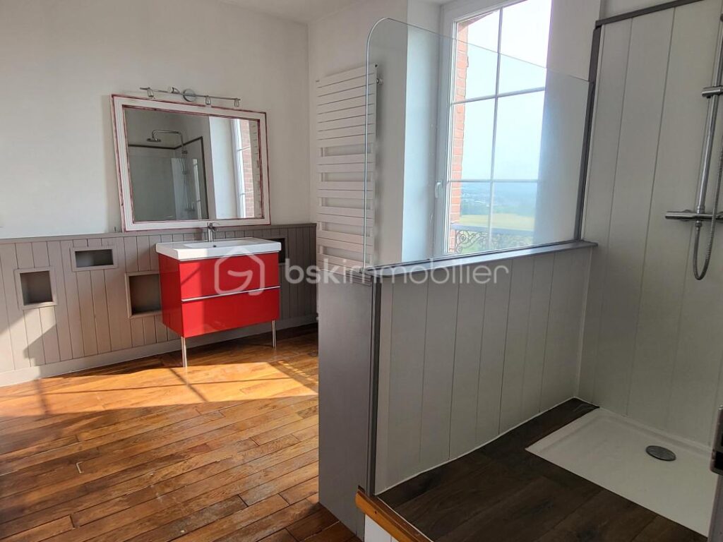 Une maison pleine de vie et de caractère située à Avranches ! – 7 pièces – 4 chambres – 215 m²