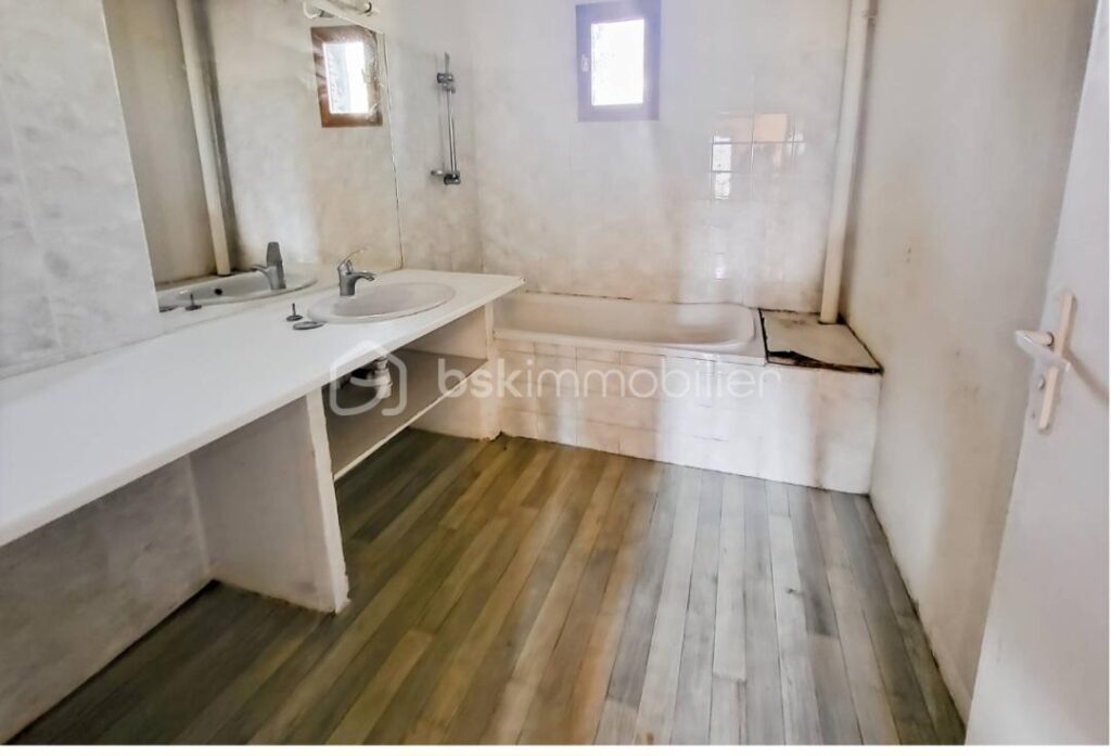 ***Opportunité rare pour investisseurs *-*vaste bâtisse de caractère à Embrun-*** – 40 pièces – NR chambres – 900 m²