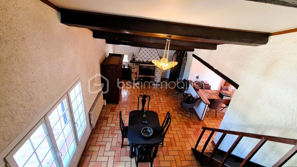 ***Propriété atypique- 299m²- T8- Terrasse- Cour- Garage- Extérieur- Calme- Vue***- Isolé- La Palme*** – 9 pièces – 6 chambres – 299 m²