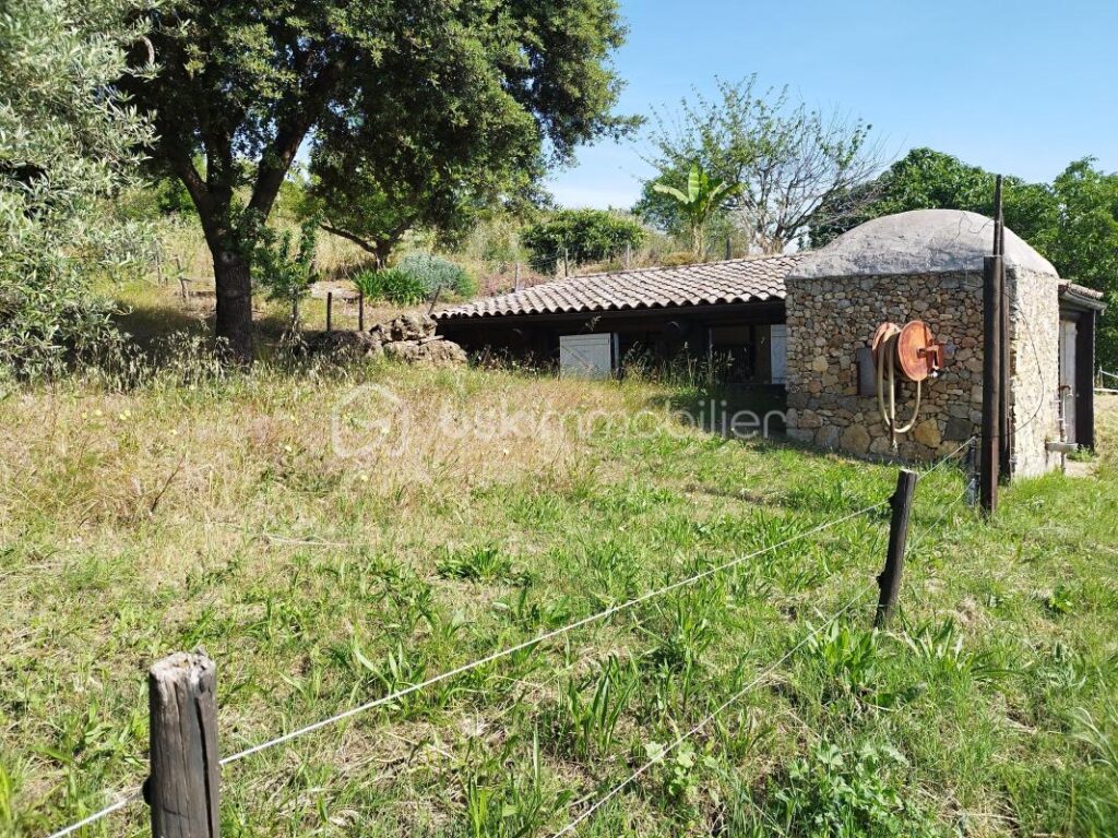 Propriété de 2 habitations et hangars – NR pièces – 8 chambres – 402 m²