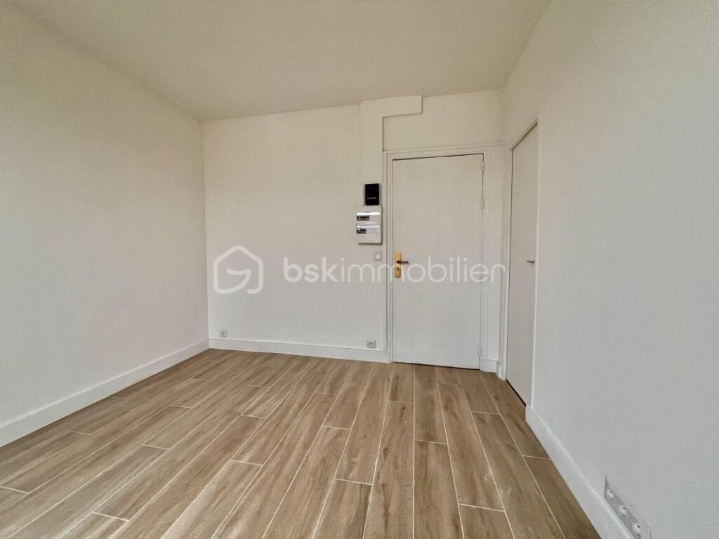 Studio de 16,28 m2 au 5ème et dernier étage, lumineux, BOULEVARD NEY – Paris XVIIIème – 1 pièce – NR chambres – 16 m²