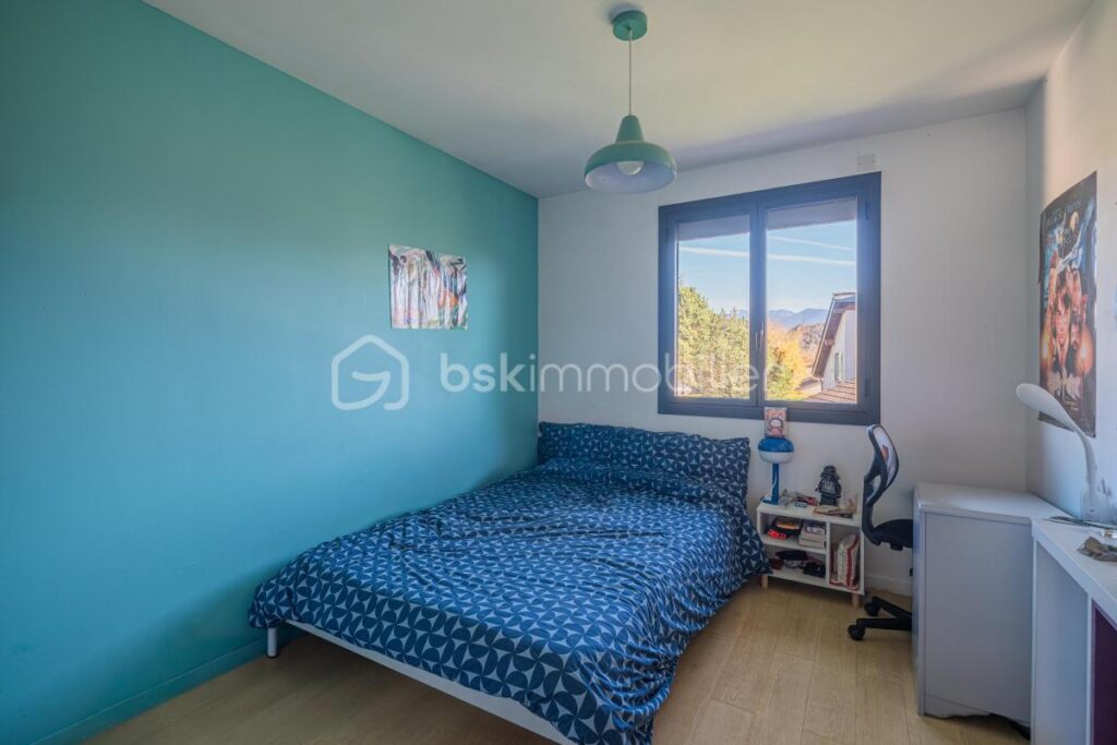 Maison individuelle de 130 m² habitables (174 m² au sol), terrain de 750 m2, vue sur les massifs, DPE C – 6 pièces – 4 chambres – 130 m²