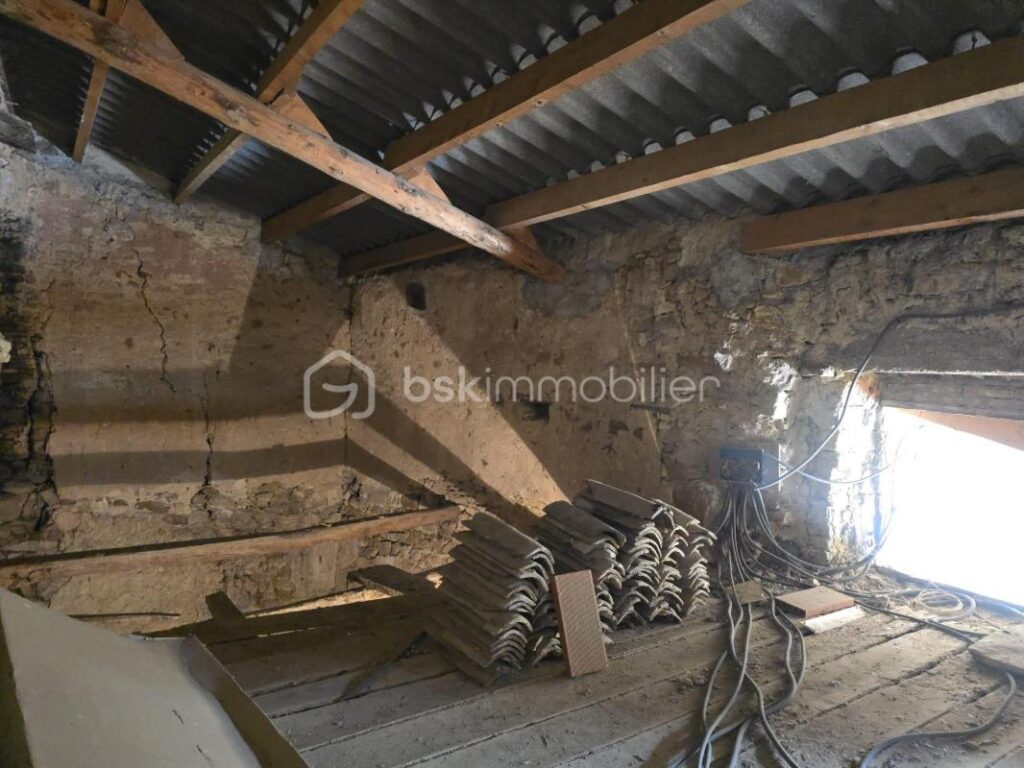 Maison de village en pierre avec jardin – Fort potentiel de rénovation – Village calme proche Uzès – 4 pièces – 2 chambres – 78 m²