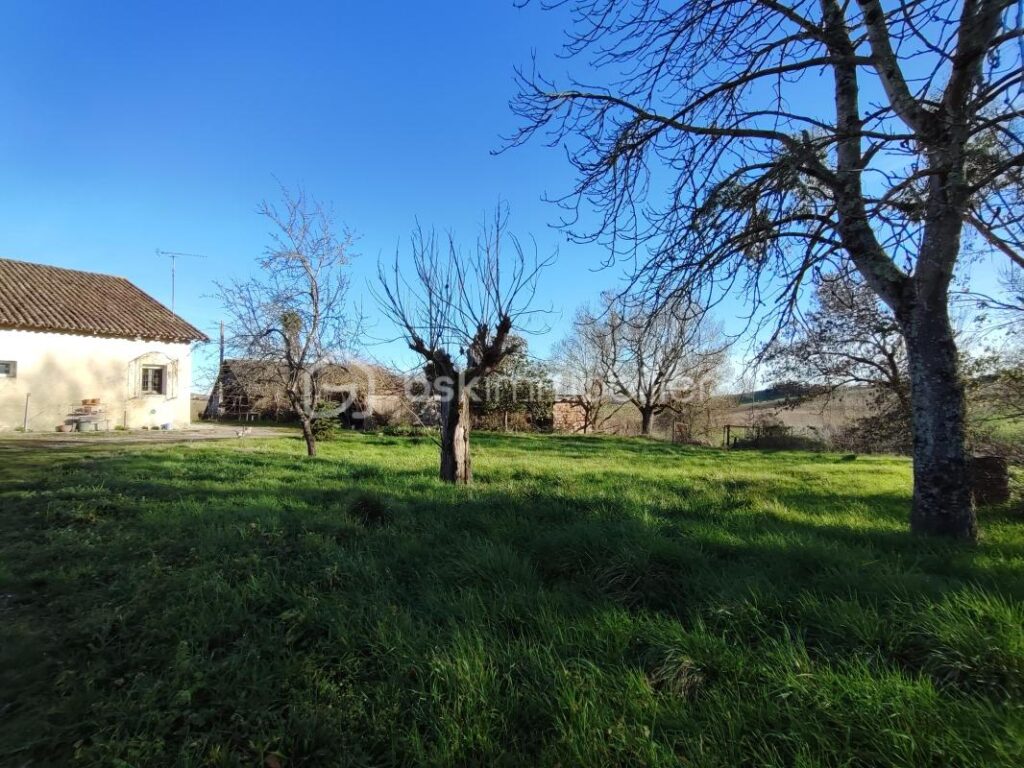 Corps de ferme avec grand terrain, et des dépendances – 6 pièces – 4 chambres – 155 m²