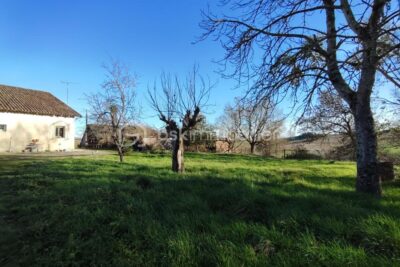 Corps de ferme avec grand terrain, et des dépendances – 6 pièces – 4 chambres – 155 m²