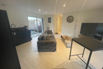 ***Maison familiale refaite à neuf avec deux espaces de vie distincts, piscine et grand terrain – 7 pièces – 5 chambres – 200 m²