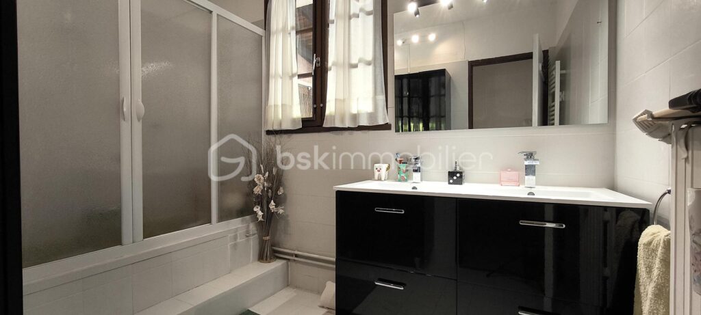 A vendre magnifique villa , avec un grand jardin et une piscine au pied du Luberon , sur Mérindol – 6 pièces – 5 chambres – 155 m²