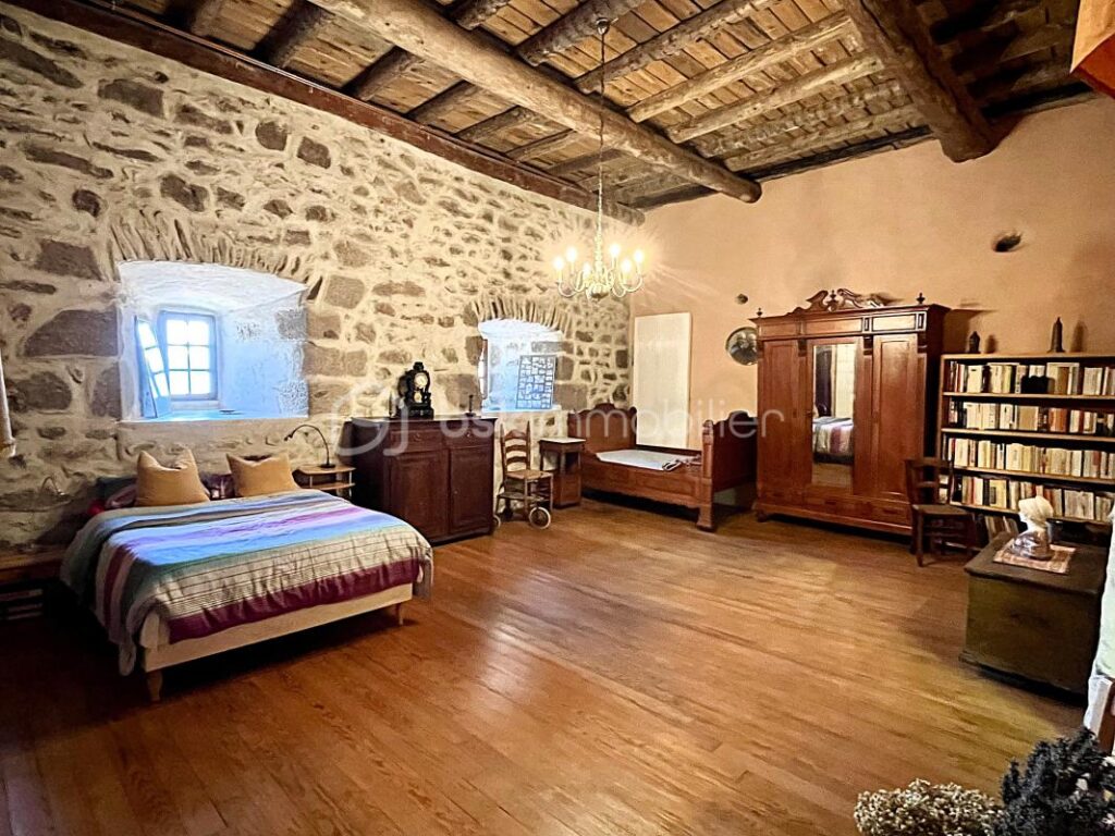 Appartement exceptionnel de 148 m² dans château médiéval du XIIème siècle – 8 pièces – 3 chambres – 148 m²