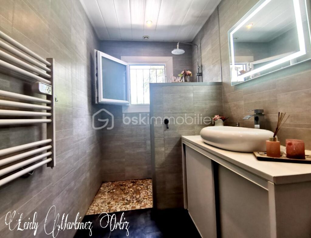 Belle maison, rénovée, 114m², 4 chambres, terrasse couverte, piscine et garage, terrain de 1000m² environ – 6 pièces – 4 chambres – 114 m²