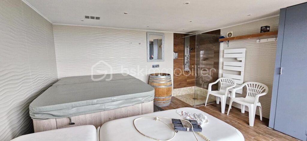 Bskimmobilier vous propose à la vente dans le joli village de FOZZANO la patrie de Colomba, une belle villa récente de plain-pied avec une très jolie vue qui caractérise ce bien… ! – 4 pièces – 3 chambres – 150 m²