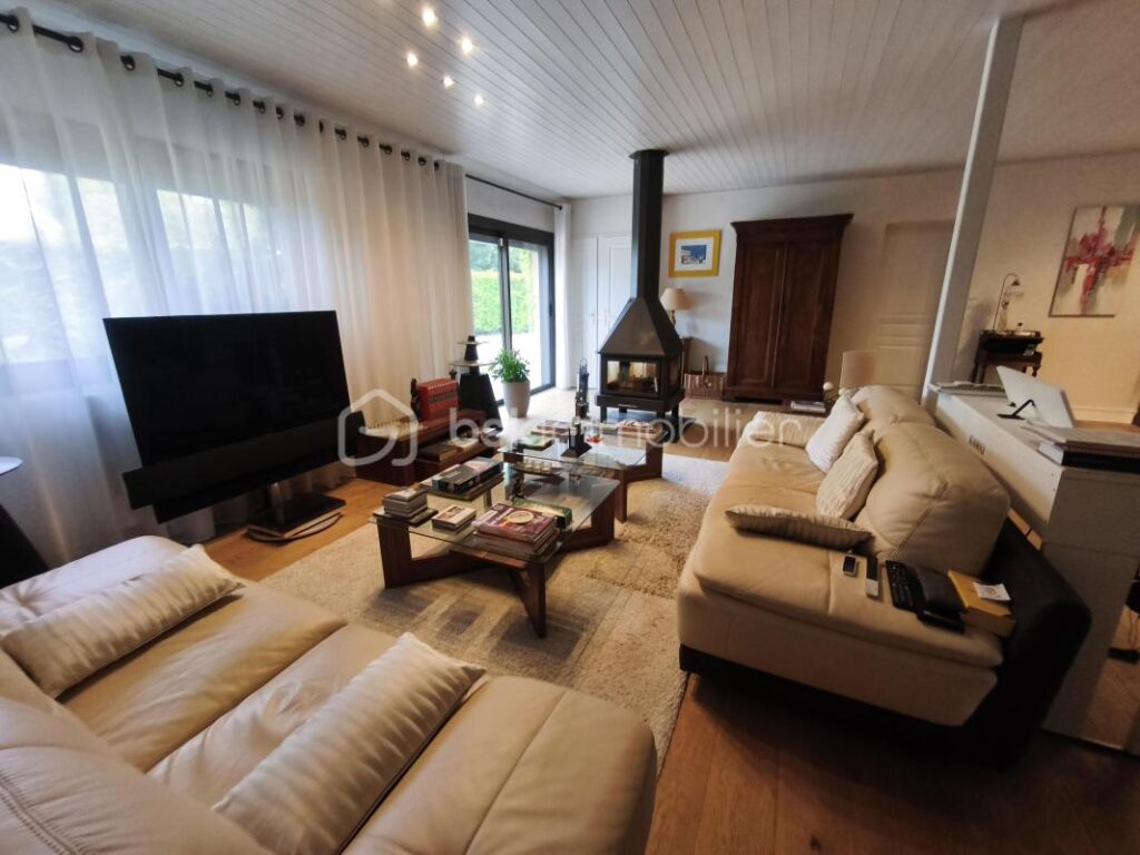 LONGERE DE CHARME – 10 pièces – 4 chambres – 221 m²