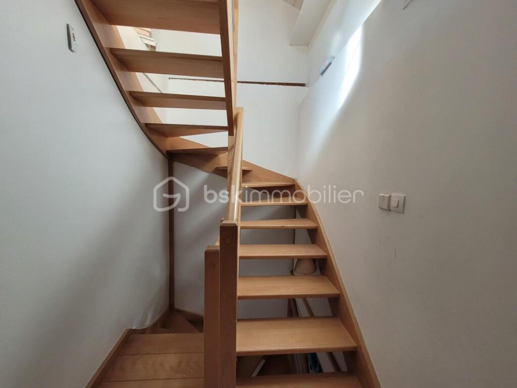 Rives Maison familiale Individuelle 250 000 € – 8 pièces – 7 chambres – 194 m²