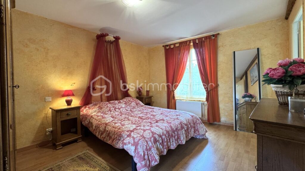 À vendre : Grande maison de ville à Germigny-l’Évêque 210m2 – 7 pièces – 5 chambres – 210 m²