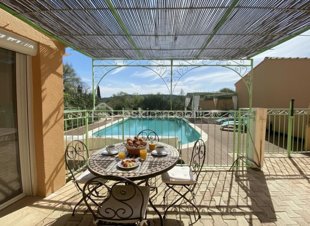 Maison de plain-pied avec piscine, jardin entièrement clôturé avec vue dégagée sur les monts du Luberon – 7 pièces – 4 chambres – 150 m²