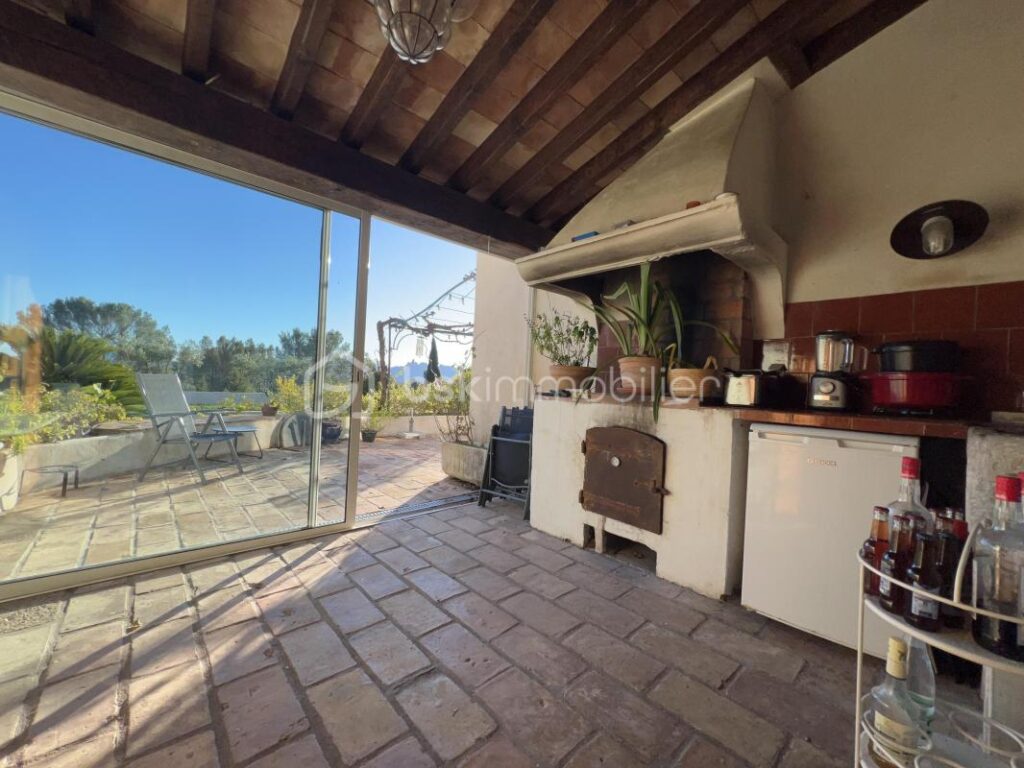 Vue Spectaculaire sur le Rocher : L’Art de Vivre Provençal à La Bouverie – 6 pièces – 4 chambres – 186 m²