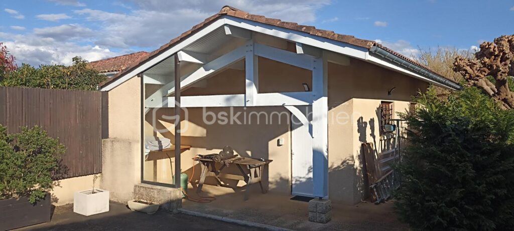 Grande maison familiale de charme avec vue imprenable sur les Pyrénées – Sous-sol entièrement aménagé – Grand terrain clôturé et dépendances – 8 pièces – 4 chambres – 152 m²