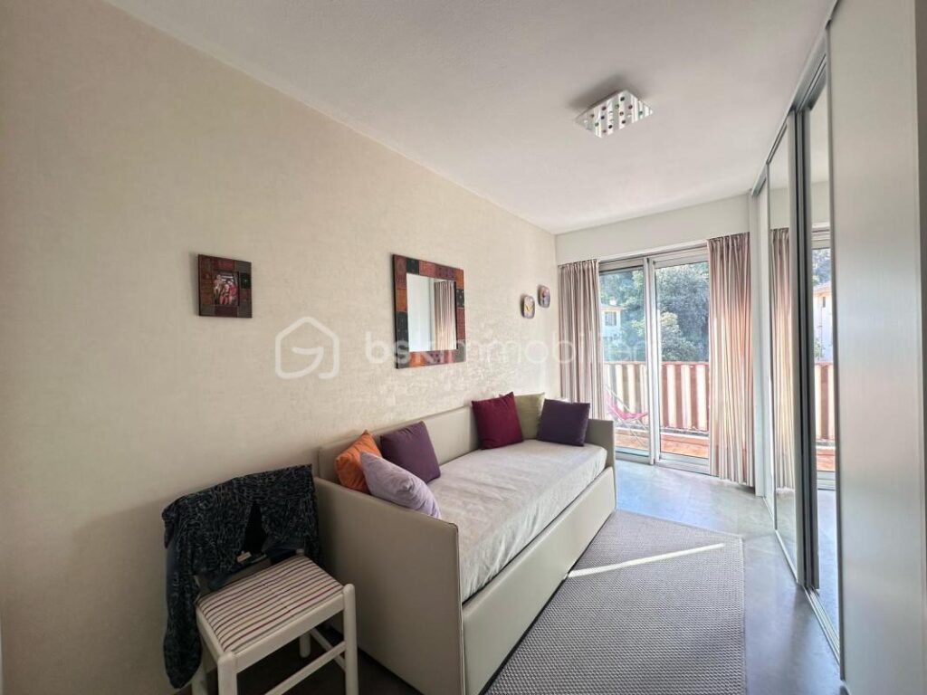 Rare à Menton – Grand duplex lumineux au dernier étage, avec terrasse et vue dégagée – 4 pièces – 3 chambres – 95 m²