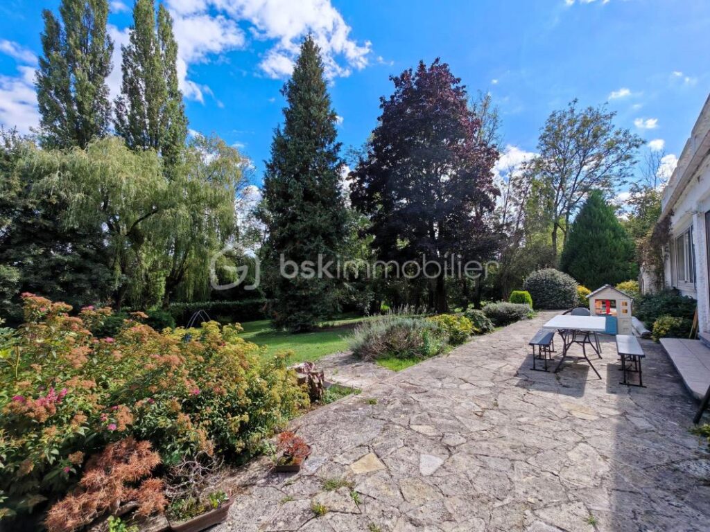 Spacieux pavillon au calme avec garage, sous-sol, jardin et bois – 11 pièces – 5 chambres – 416 m²