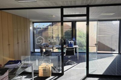 Immeuble de bureaux sur 3 niveaux avec appartement indépendant, opportunité d&rsquo;investissement rare – 10 pièces – NR chambres – 270 m²