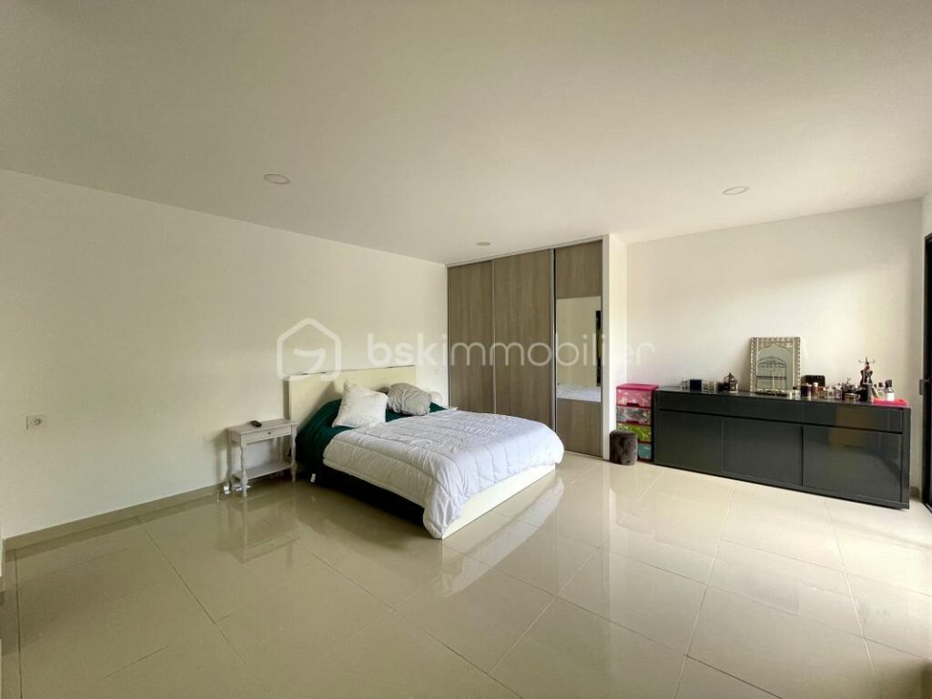 VILLA PLAIN PIED 186M²- VUE DEGAGEE -4 CHAMBRES-PISCINE- GARAGE- 34800 – 6 pièces – 5 chambres – 186 m²