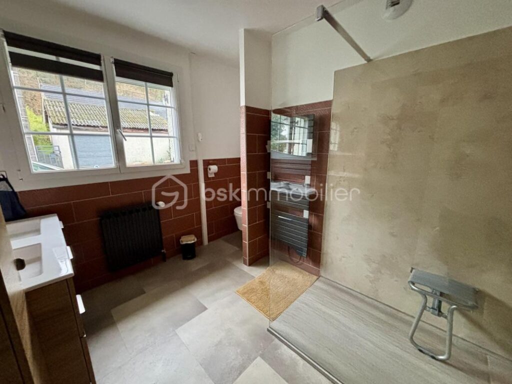 Maison Individuelle rénovée 5 pièces avec Sous-Sol Complet, garage et jardin – Nouzonville – 5 pièces – 4 chambres – 121 m²