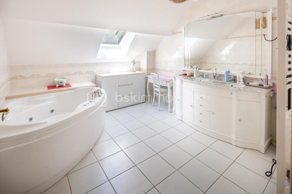 Propriété comprenant une maison d’habitation et un Gîte idéalement située – 13 pièces – 7 chambres – 324 m²