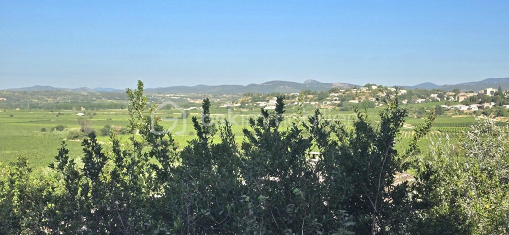 Villa d’Architecte, de 2003, 1 ECRIN DE SERENITE :178 m² – 5 Chambres – Piscine et terrain de 1425 M² ! – 7 pièces – 5 chambres – 178 m²