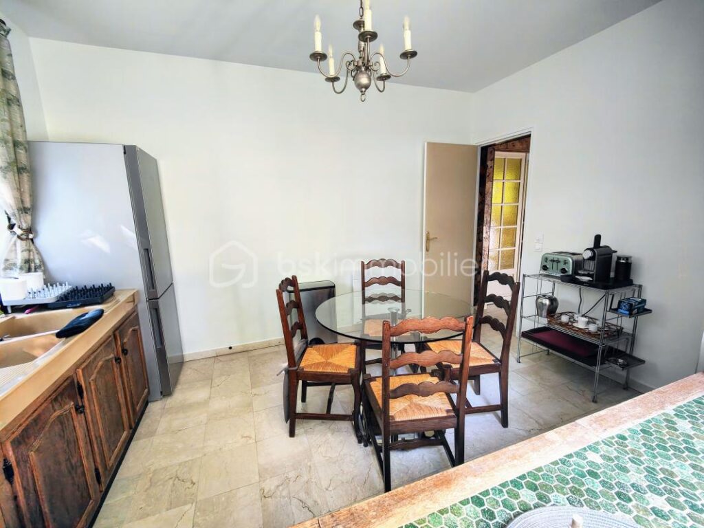 Propriété 2 maisons parc boisé privé av tennis – 11 pièces – 6 chambres – 234 m²