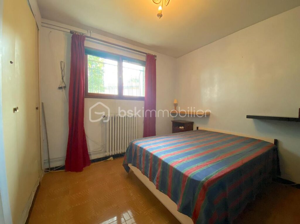 Maison avec 4 chambres + une piscine couverte + un garage de 110m2 !!! De l’espace, du calme et de l’authenticité !!!! – 8 pièces – 4 chambres – 248 m²