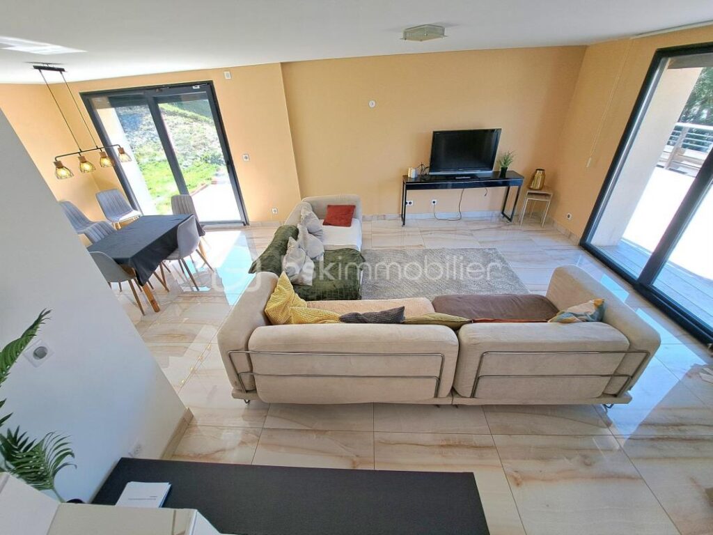 Maison récente de type 6 avec vue dégagée sur belle parcelle de 650 m² – Secteur de la Caronnée – 6 pièces – 4 chambres – 155 m²